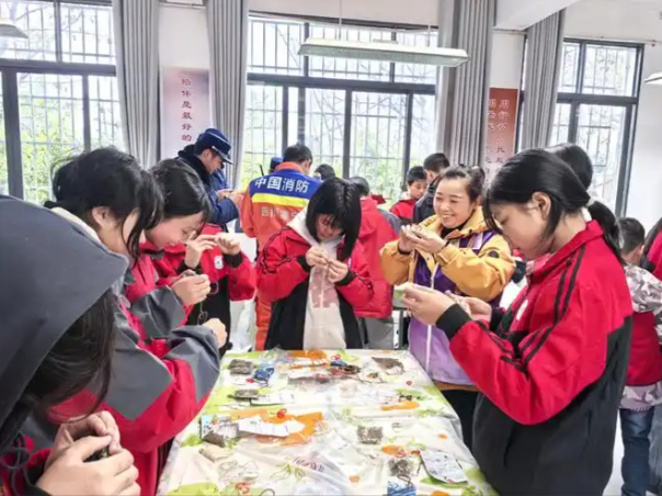 重视学生动态经常把目光聚焦在这些躲在“孤独城堡”里的孩子